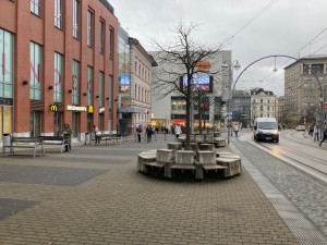 Náměstí před radnicí jako parkoviště a Moskevská plná aut? Liberec řekl neoprávněným vjezdům do pěších zón dost