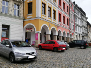 Náměstí před radnicí jako parkoviště a Moskevská plná aut? Liberec řekl neoprávněným vjezdům do pěších zón dost