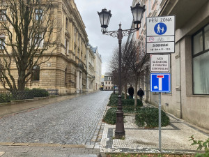 Náměstí před radnicí jako parkoviště a Moskevská plná aut? Liberec řekl neoprávněným vjezdům do pěších zón dost