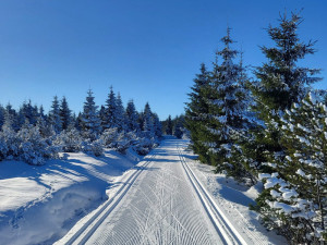 Skiareály v Libereckém kraji zahájí sezonu nejdřív za týden, běžkařům už začala