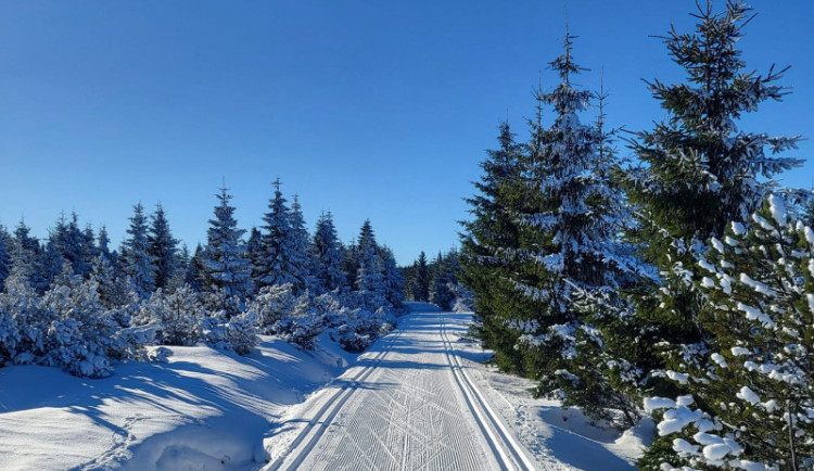 Skiareály v Libereckém kraji zahájí sezonu nejdřív za týden, běžkařům už začala