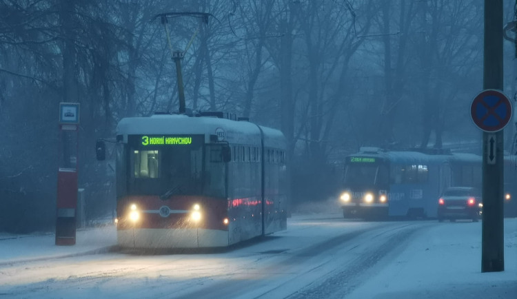 Dopravu komplikuje husté sněžení, v Liberci nejezdí tramvaje do Hanychova ani některé autobusy MHD. Dálnice na Turnov stojí