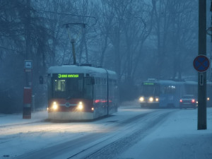 Dopravu komplikuje husté sněžení, nejezdí tramvaje do Hanychova ani některé autobusy MHD. Silnice na Frýdlant je neprůjezdná