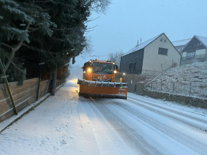 Dopravu komplikuje husté sněžení, v Liberci nejezdí tramvaje do Hanychova ani některé autobusy MHD. Dálnice na Turnov stojí