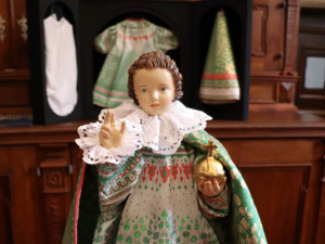 Pražské Jezulátko má nové roucho. Díky úsilí thajských vědců i přispění liberecké univerzity