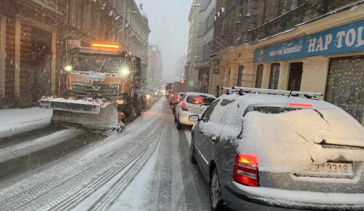 Dopravu komplikuje husté sněžení, v Liberci nejezdí tramvaje do Hanychova ani některé autobusy MHD. Dálnice na Turnov stojí