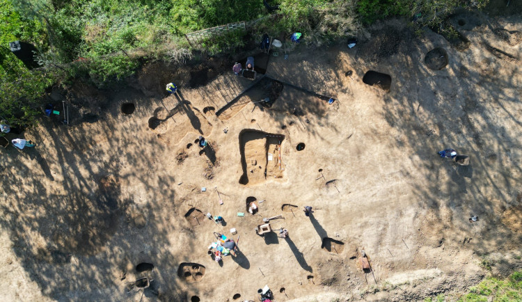 Archeologové v Dluhonicích objevili pohřebiště staré tisíce let. Nalezené předměty získá přerovské muzeum