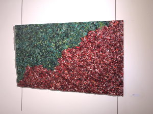 Deska z textilního odpadu z dílny liberecké univerzity je materiálem budoucnosti, teď proniká i do světa umění a designu