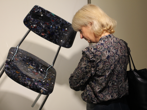 Deska z textilního odpadu z dílny liberecké univerzity je materiálem budoucnosti, teď proniká i do světa umění a designu