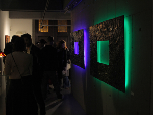 Deska z textilního odpadu z dílny liberecké univerzity je materiálem budoucnosti, teď proniká i do světa umění a designu