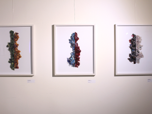 Deska z textilního odpadu z dílny liberecké univerzity je materiálem budoucnosti, teď proniká i do světa umění a designu