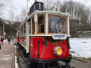 Libercem po roce projela adventní tramvaj, tentokrát historická. Uvnitř lidé zpívali koledy