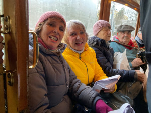 Libercem po roce projela adventní tramvaj, tentokrát historická. Uvnitř lidé zpívali koledy