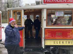 Libercem po roce projela adventní tramvaj, tentokrát historická. Uvnitř lidé zpívali koledy