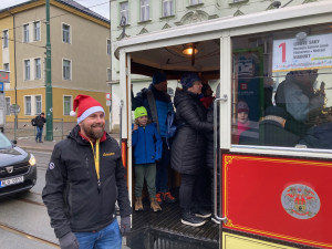 Libercem po roce projela adventní tramvaj, tentokrát historická. Uvnitř lidé zpívali koledy