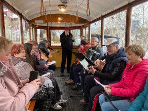 Libercem po roce projela adventní tramvaj, tentokrát historická. Uvnitř lidé zpívali koledy
