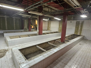 V libereckém bazénu začnou v týdnu bourací práce. Podívejte se na fotky, jak teď jeho interiér vypadá