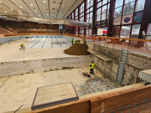 V libereckém bazénu začnou v týdnu bourací práce. Podívejte se na fotky, jak teď jeho interiér vypadá