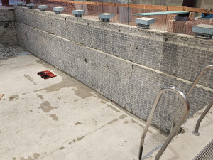 V libereckém bazénu začnou v týdnu bourací práce. Podívejte se na fotky, jak teď jeho interiér vypadá