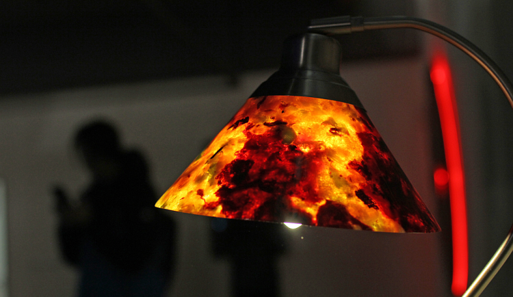 Deska z textilního odpadu z dílny liberecké univerzity je materiálem budoucnosti, teď proniká i do světa výtvarného umění