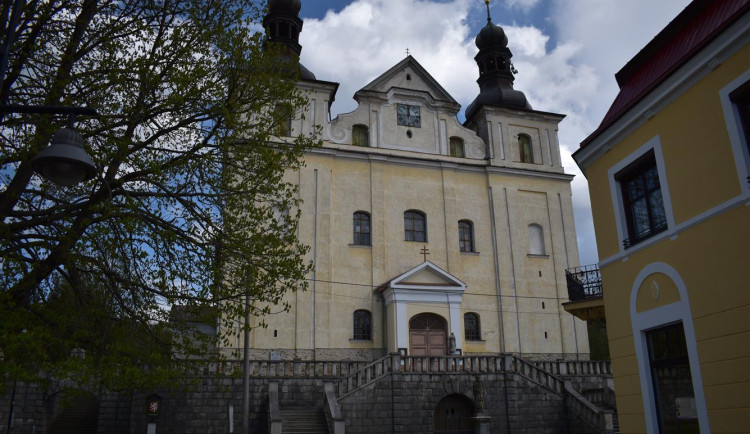 Kostel ve Zlatých Horách má novou fasádu. Práce skončily v listopadu