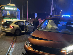 V Ještědské ulici v Horním Hanychově se srazila tramvaj s dvěma osobními vozy, jedna osoba byla zraněna