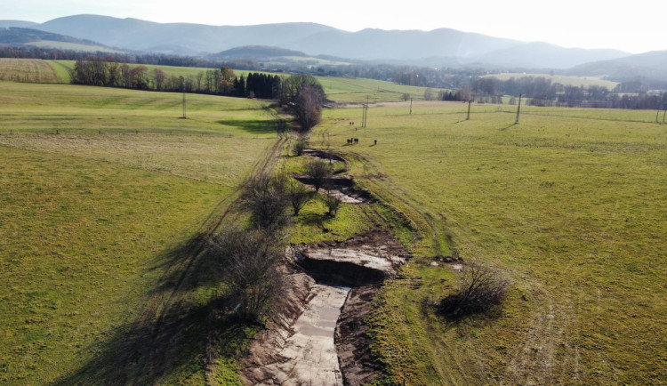 U Frýdlantu má pomoci zadržet vodu v krajině projekt za 5,5 milionu korun. Začínají díky němu vznikat tůně a mokřady