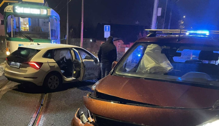 V Ještědské ulici v Horním Hanychově se srazila tramvaj s dvěma osobními vozy, jedna osoba byla zraněna