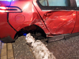 Řidič v Liberci brzy ráno nezvládl jízdu a narazil do sloupu. Nadýchal dvě promile