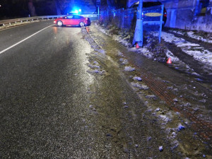 Řidič v Liberci brzy ráno nezvládl jízdu a narazil do sloupu. Nadýchal dvě promile