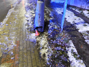 Řidič v Liberci brzy ráno nezvládl jízdu a narazil do sloupu. Nadýchal dvě promile