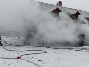 Na Novoborsku hořela poloroubenka, hasiči z ní zachránili staršího muže, který se nadýchal zplodin hoření