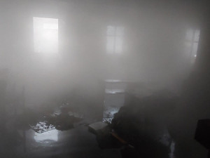 Na Novoborsku hořela poloroubenka, hasiči z ní zachránili staršího muže, který se nadýchal zplodin hoření