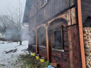 Na Novoborsku hořela poloroubenka, hasiči z ní zachránili staršího muže, který se nadýchal zplodin hoření