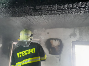Na Novoborsku hořela poloroubenka, hasiči z ní zachránili staršího muže, který se nadýchal zplodin hoření