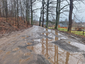 Objížďky pro místní související s opravou silnice v Mníšku a Oldřichově jsou v katastrofálním stavu. Kraj přispěje na jejich opravu