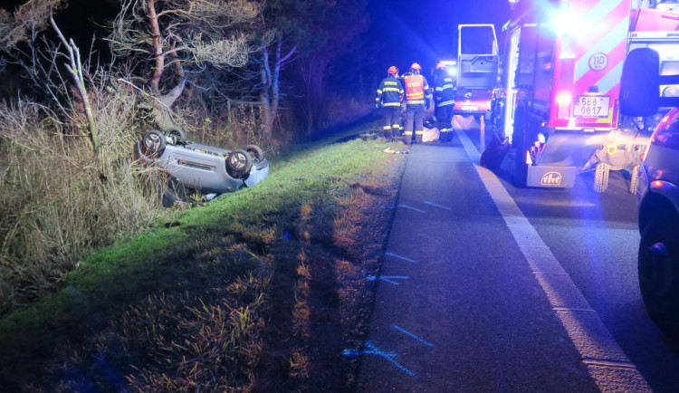 Řidič zavadil o auto, které předjížděl, to skončilo v příkopu. Šofér ujel a pátrá po něm policie