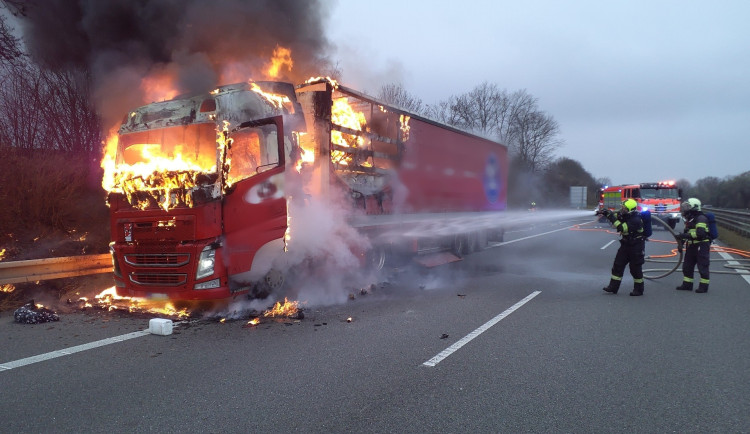Provoz na D1 zablokoval požár kamionu. Hasiči vyhlásili druhý stupeň poplachu