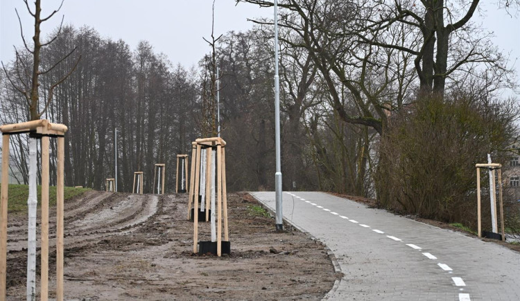 Mezi Pískem a Semicemi vznikla nová cyklostezka, má zajistit bezpečí i komfort