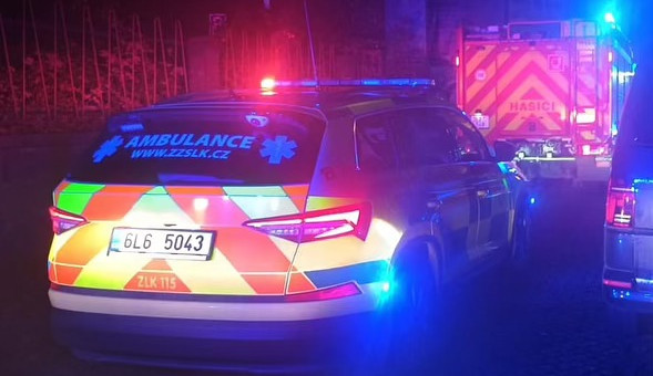 Silnice 13 u Bílého Kostela je po střetu auta s chodcem ve směru od Liberce uzavřená