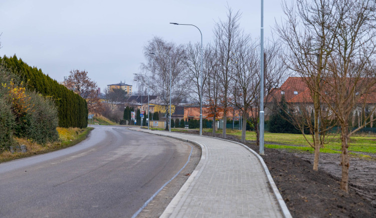 Chodník kolem tenisových kurtů v Hrádku nad Nisou je hotový