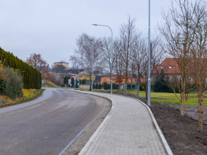 Chodník kolem tenisových kurtů v Hrádku nad Nisou je hotový