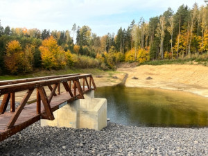 Lesy ČR vytvořily v katastru obce Višňová retenční nádrž Saň, pomůže se zadržováním vody v krajině