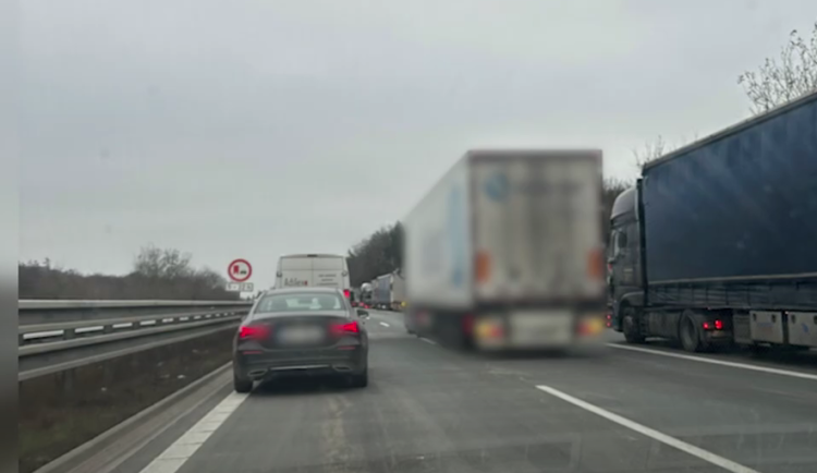 Kamioňák nechtěl čekat v koloně. Cestu si krátil záchranářskou uličkou, troubením si vynucoval přednost