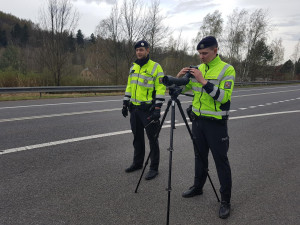 Na silnice vyrazili policisté se speciálními dalekohledy, jež dohlédnou na kilometr daleko. Provinilci neměli šanci