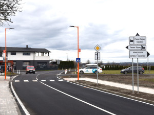 Silnice ve Svijanech má nový povrch, chodci se tu dočkali chodníků a osvětlených přechodů