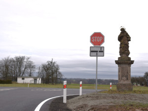 Silnice ve Svijanech má nový povrch, chodci se tu dočkali chodníků a osvětlených přechodů