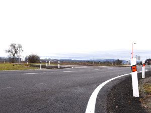 Silnice ve Svijanech má nový povrch, chodci se tu dočkali chodníků a osvětlených přechodů