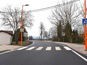 Silnice ve Svijanech má nový povrch, chodci se tu dočkali chodníků a osvětlených přechodů