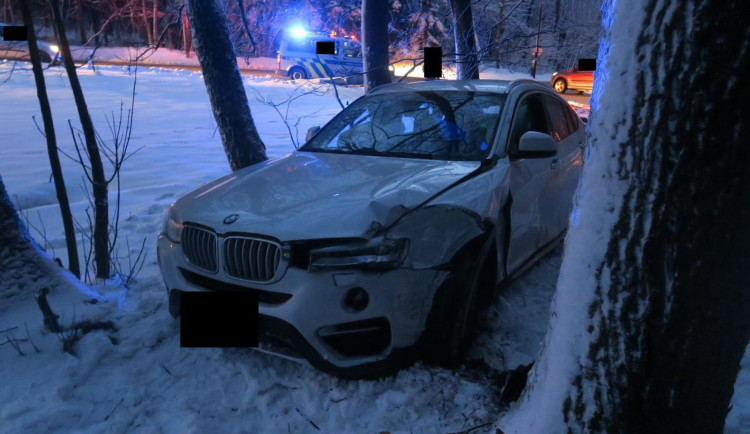 S kradeným autem a pod vlivem drog ujížděl policistům. Jízdu nezvládl a havaroval